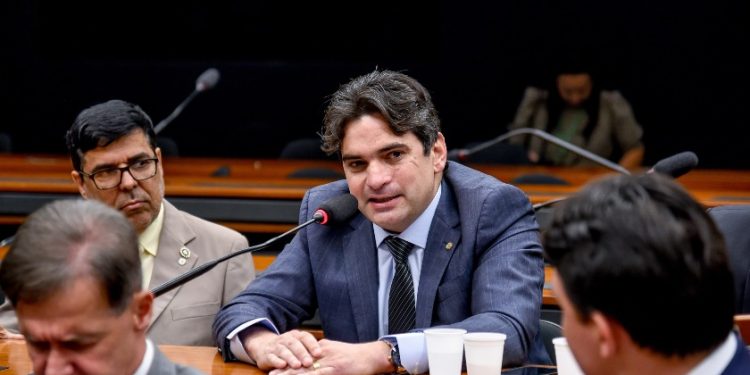 PL de Murilo Galdino aprovado: atividade física prescrita por médico poderá ser descontada no IR