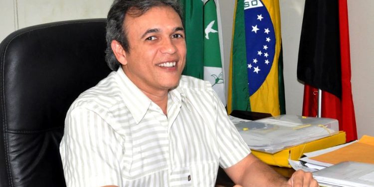 Prefeito de Esperança esquece crise financeira e tira férias remuneradas
