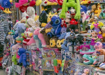 Com preços acessíveis e estoque variado, shoppings populares são alternativas para comprar o presente do Dia das Crianças