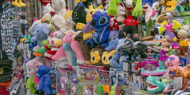 Com preços acessíveis e estoque variado, shoppings populares são alternativas para comprar o presente do Dia das Crianças