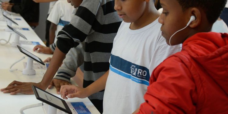 Governo Federal vai conectar 138,4 mil escolas até 2026