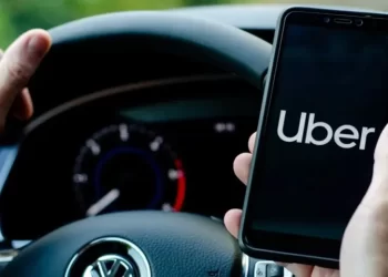 Uber deverá assinar a carteira de todos os motoristas e pagar multa de R$ 1 bilhão