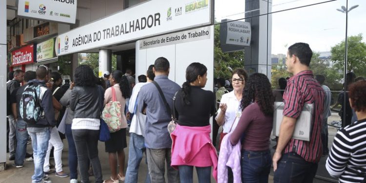 Desemprego recua a 7,9% no trimestre encerrado em julho, menor taxa para o período desde 2014