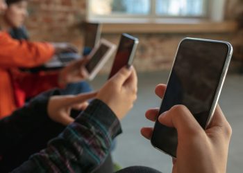 Uso desenfreado de redes sociais afeta saúde mental e desgasta relações