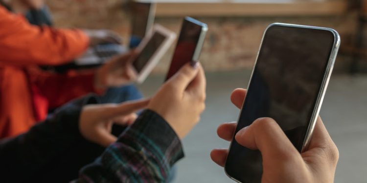 Uso desenfreado de redes sociais afeta saúde mental e desgasta relações