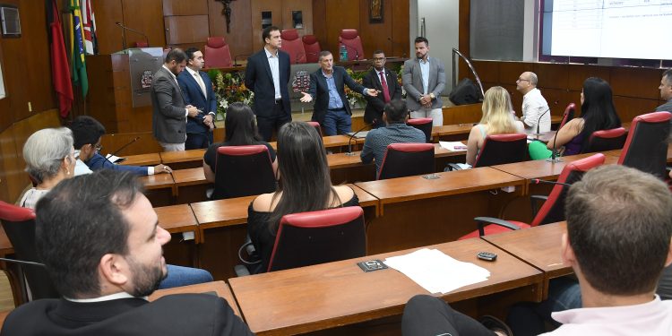 Estudantes de Direito visitam CMJP durante reunião da CCJ