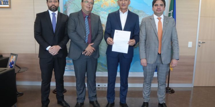 Murilo Galdino reforça importância de conclusão da adutora do Pajeú em audiência com ministro