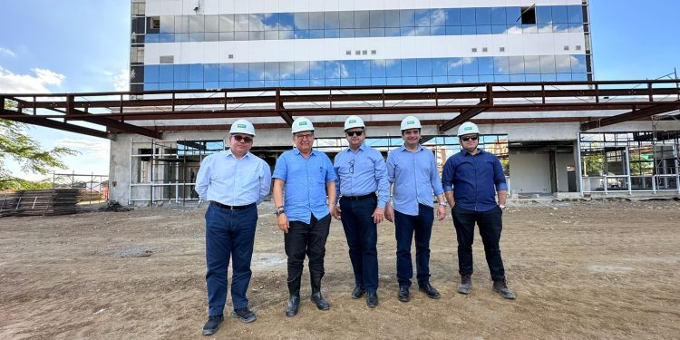 Murilo visita obras do Hospital da Unimed de CG e destaca importância para pediatria