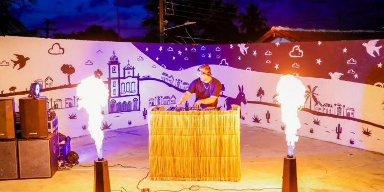 Anfiteatro da Casa da Pólvora ganha painel com xilogravura que exalta o cordel e o Centro Histórico