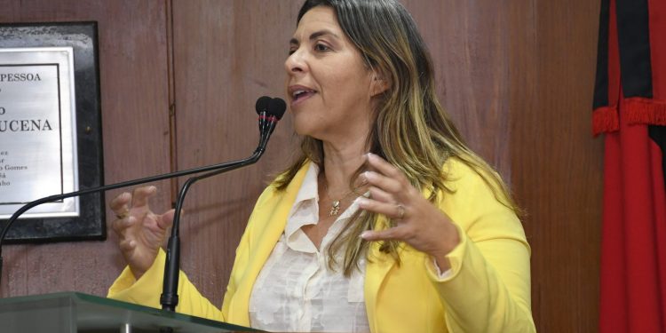 Vereadora de João Pessoa pede apreciação de projeto de incentivo a adoção legal