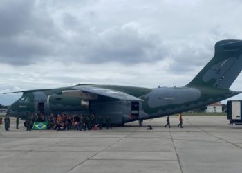 Novo voo de repatriação desembarca no Brasil com 66 brasileiros e três bolivianas