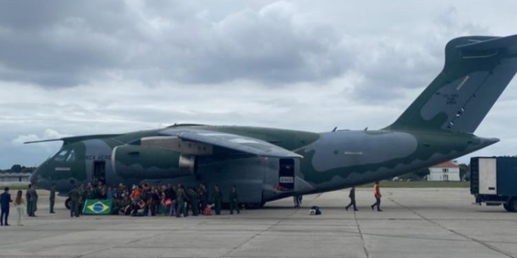 Novo voo de repatriação desembarca no Brasil com 66 brasileiros e três bolivianas