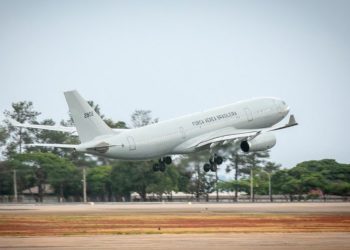 Voo de repatriação deixa Israel com 209 passageiros e 9 pets rumo ao Brasil