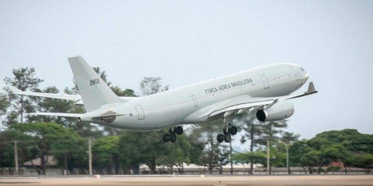 Voo de repatriação deixa Israel com 209 passageiros e 9 pets rumo ao Brasil