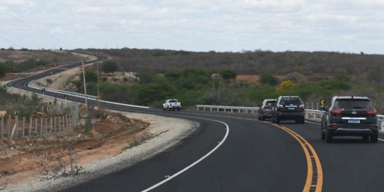 João Azevêdo entrega obras de pavimentação asfáltica, cisternas e anuncia investimentos em segurança hídrica em Cabaceiras