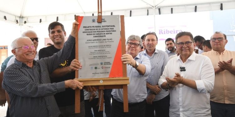 João Azevêdo entrega obras de pavimentação asfáltica, cisternas e anuncia investimentos em segurança hídrica em Cabaceiras