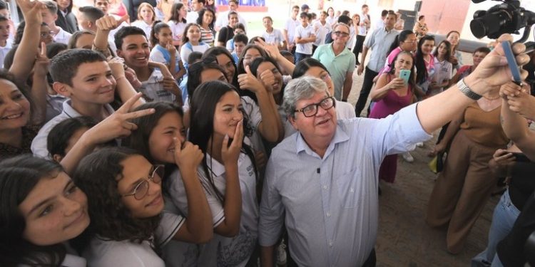 João Azevêdo entrega obras de pavimentação asfáltica, cisternas e anuncia investimentos em segurança hídrica em Cabaceiras
