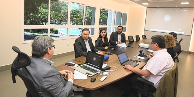João Azevêdo se reúne com representantes do Banco Mundial e define cronograma para início da obra da Adutora do Cariri