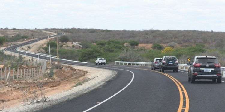 João Azevêdo entrega obras de pavimentação asfáltica, cisternas e anuncia investimentos em segurança hídrica em Cabaceiras