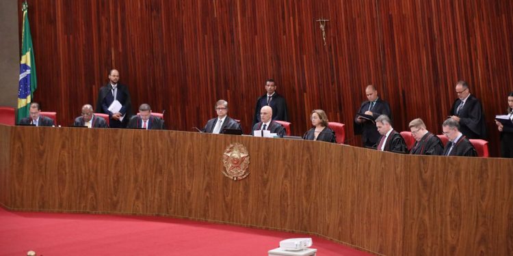 TSE suspende julgamento de Bolsonaro por abuso de poder nas eleições