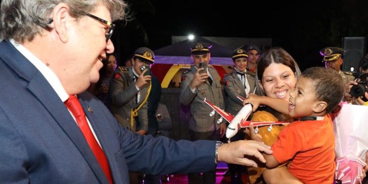 Governador participa de formatura de aspirantes a oficial do Corpo de Bombeiros e homenageia família atendida pelo resgate aeromédico