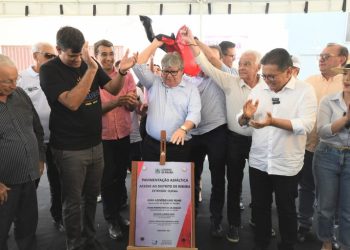 João Azevêdo entrega obras de pavimentação asfáltica, cisternas e anuncia investimentos em segurança hídrica em Cabaceiras