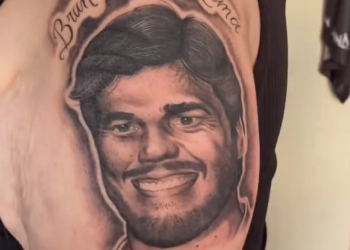 HOMENAGEM: Mulher tatua rosto de Bruno Cunha Lima no braço