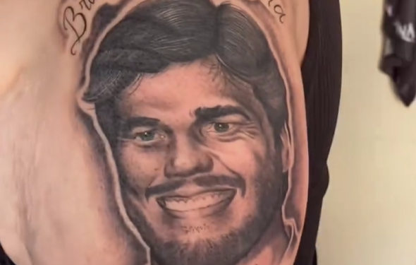 HOMENAGEM: Mulher tatua rosto de Bruno Cunha Lima no braço