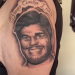 HOMENAGEM: Mulher tatua rosto de Bruno Cunha Lima no braço