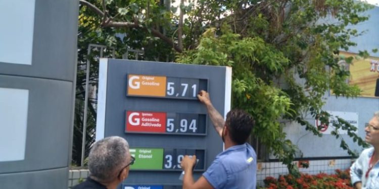 Procon-JP fiscaliza postos para garantir redução no preço da gasolina e coibir aumento irregular no diesel