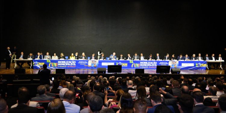 Famup participa de mobilização com cerca de três mil prefeitos em busca de soluções para crise nos municípios