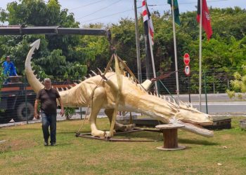 Dragão gigante é construído no Celeiro Espaço Criativo e público pode acompanhar passo a passo da obra