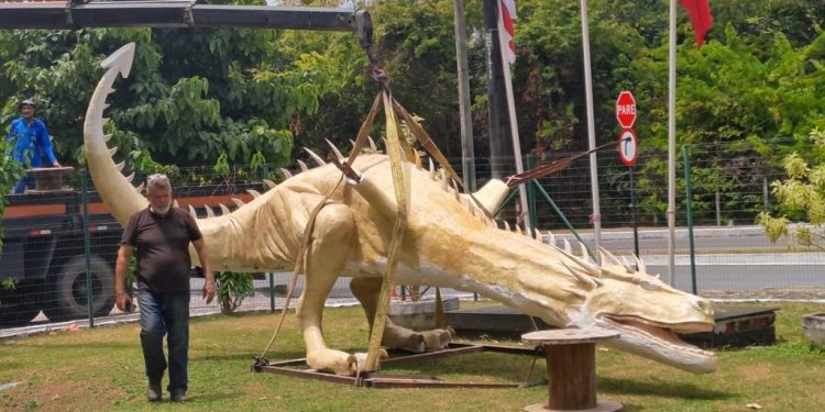 Dragão gigante é construído no Celeiro Espaço Criativo e público pode acompanhar passo a passo da obra
