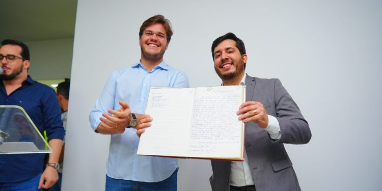 Bruno Cunha Lima dá posse a Vitor Ribeiro, novo superintendente da STTP de Campina Grande