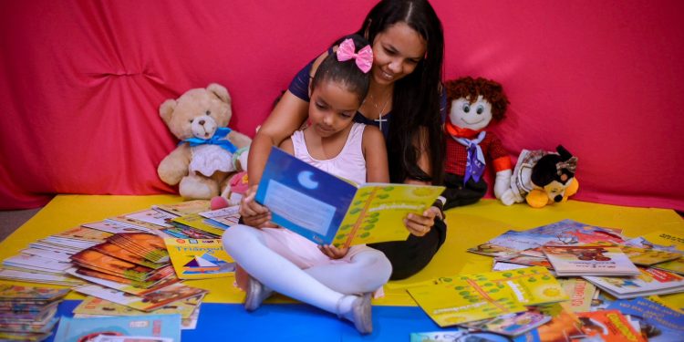 Literacia Familiar: Projeto leva famílias de alunos para ações de incentivo à leitura nas escolas e creches