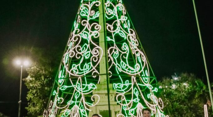 Cícero Lucena faz acendimento das árvores natalinas da Lagoa e Praça da Independência