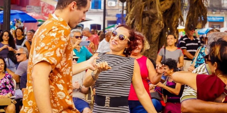 Orquestra da Sedec leva sucessos de Ari Barroso e Adoniram Barbosa para o Sabadinho Bom