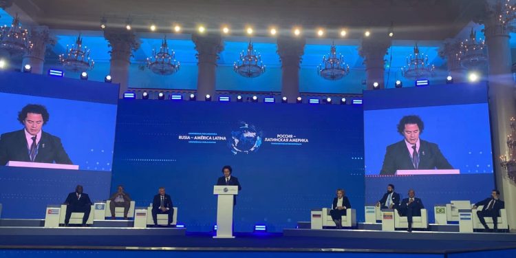 Veneziano chefia comitiva internacional em conferência na Rússia e ressalta volta da diplomacia e do diálogo com resultados positivos para o Brasil