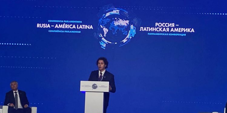 Veneziano chefia comitiva internacional em conferência na Rússia e ressalta volta da diplomacia e do diálogo com resultados positivos para o Brasil