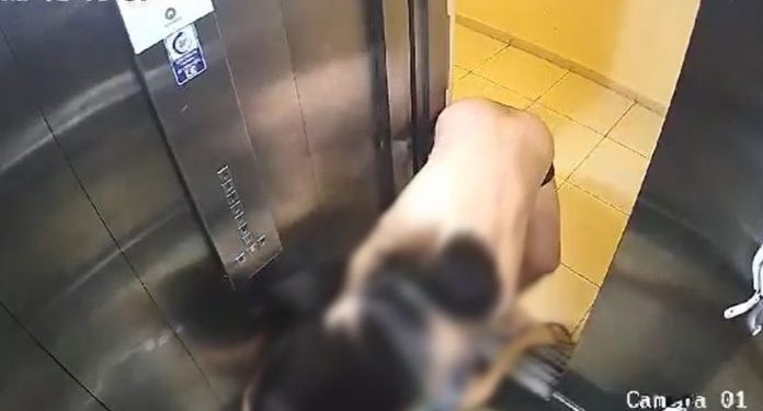 Câmera de segurança de condomínio registra agressão contra mulher em elevador