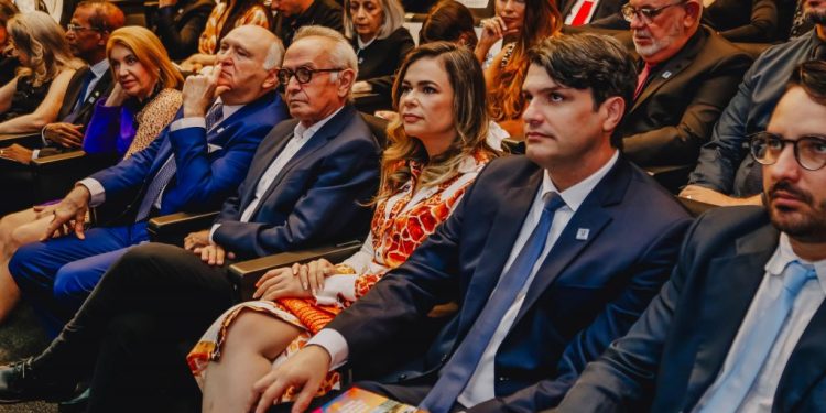 Cícero Lucena e Leo Bezerra recebem prêmio Heitor Falcão de reconhecimento a personalidades que contribuem com o crescimento da Capital