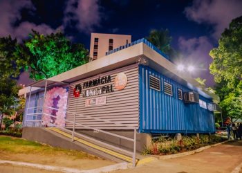 Cícero Lucena inaugura primeira farmácia container nos Bancários