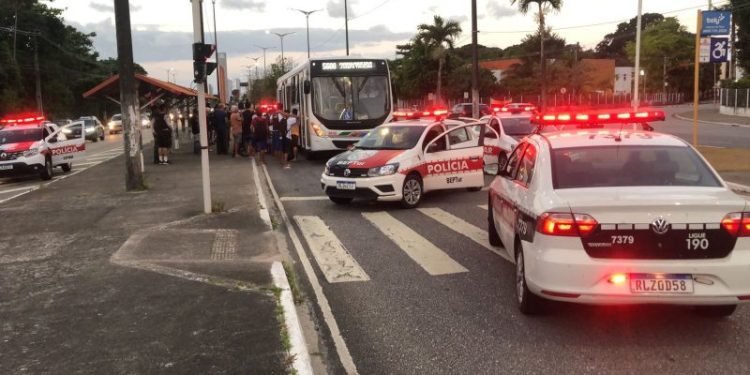 Reforço do policiamento intercepta grupo acusado de danificar ônibus e fazer baderna em transporte coletivo na capital
