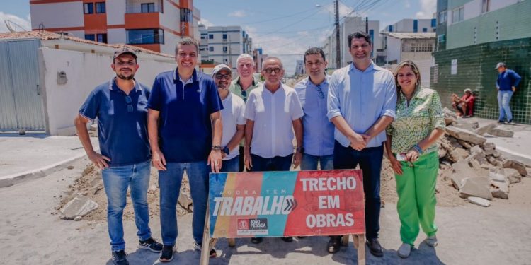Prefeito entrega ruas pavimentadas nos Bancários e chega a 191 vias inauguradas