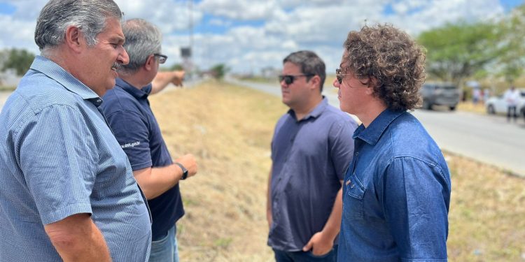Ao lado do superintendente do DNIT, Veneziano confirma R$ 41 milhões para recuperação da BR-104, de Campina Grande até Pernambuco