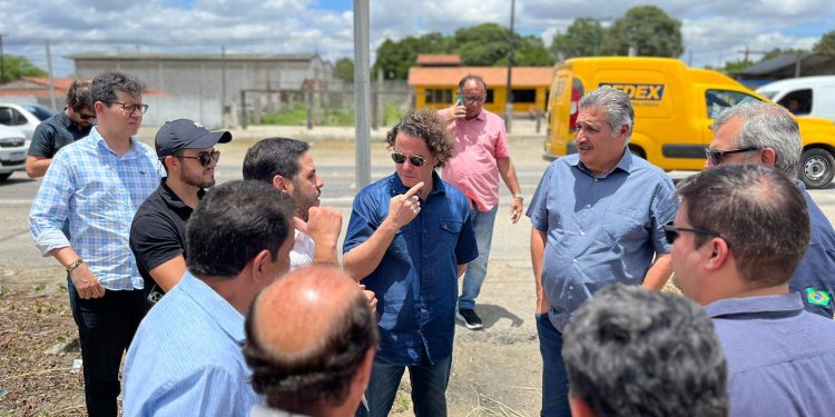 Ao lado do superintendente do DNIT, Veneziano confirma R$ 41 milhões para recuperação da BR-104, de Campina Grande até Pernambuco