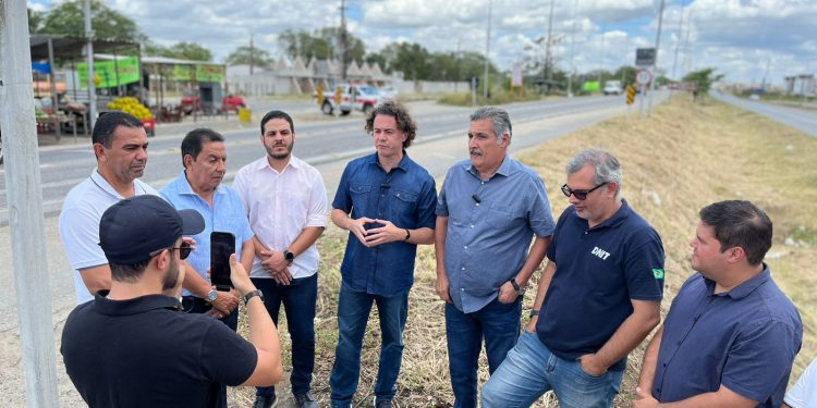 Ao lado do superintendente do DNIT, Veneziano confirma R$ 41 milhões para recuperação da BR-104, de Campina Grande até Pernambuco