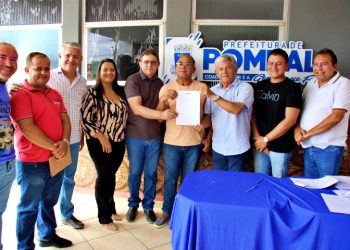 Prefeitura de Pombal entrega termos de doações de terrenos a empresários locais