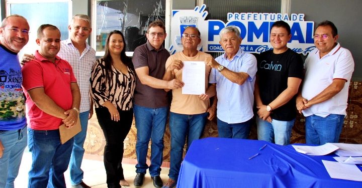 Prefeitura de Pombal entrega termos de doações de terrenos a empresários locais