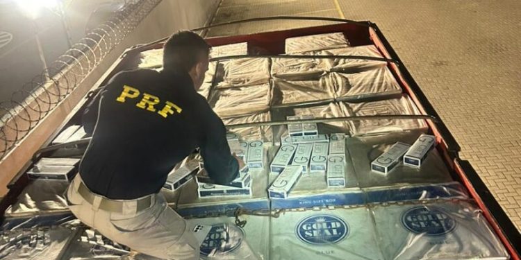 PRF apreende carga de cigarros contrabandeados avaliados em cerca de R$ 1 milhão